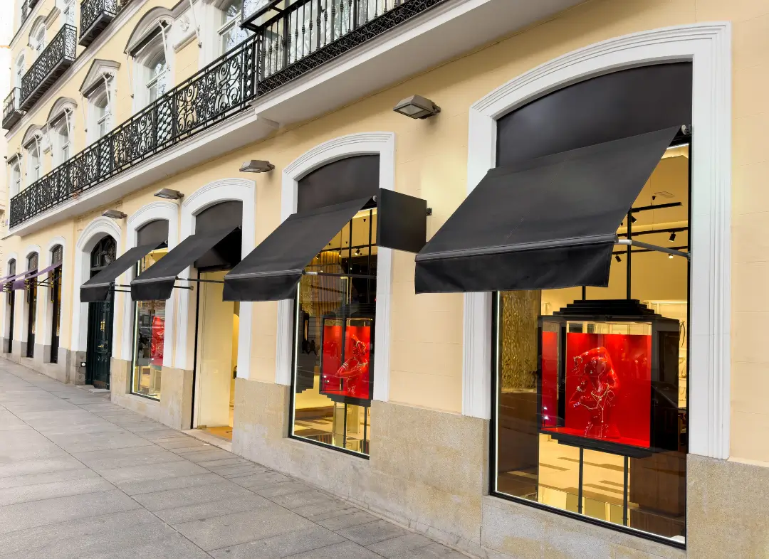 Façade vitrine de magasin en aluminium sur mesure à Pézenas